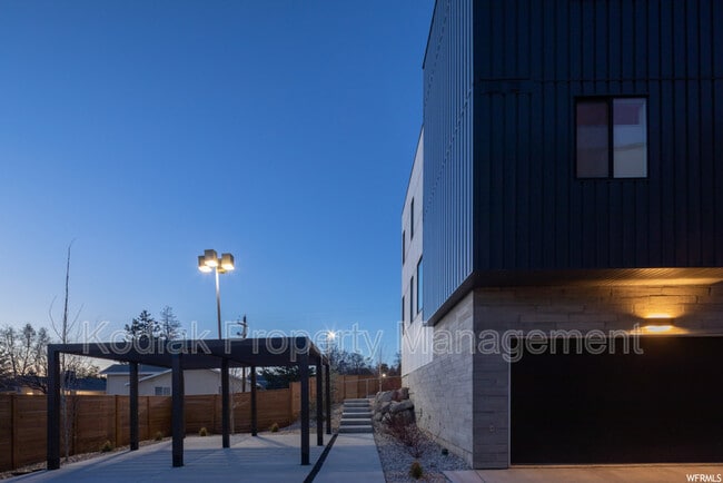 Building Photo - 1541 E Talo Ct