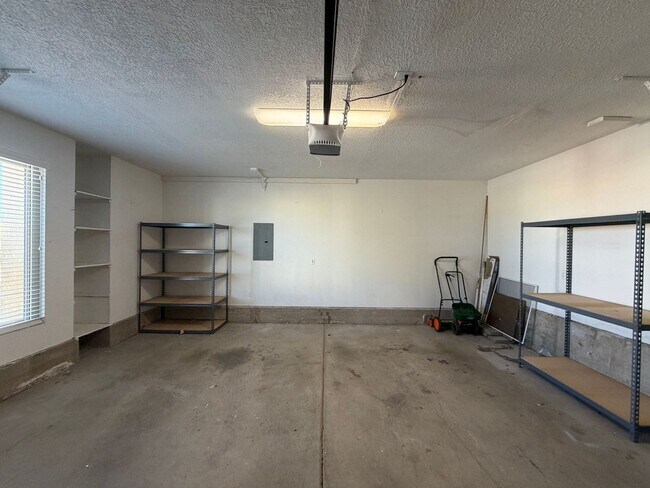 Building Photo - 2 Bedroom Single Story Home Available Near Paseo Del Norte Blvd NE & Wyoming Blvd NE!