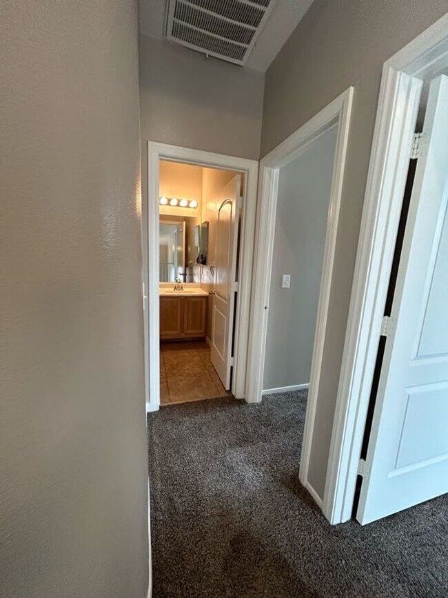 Building Photo - A Beautiful Town Home around the Spring Va...