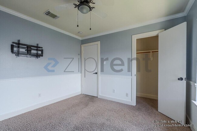 Building Photo - 11944 Chanteloup Dr