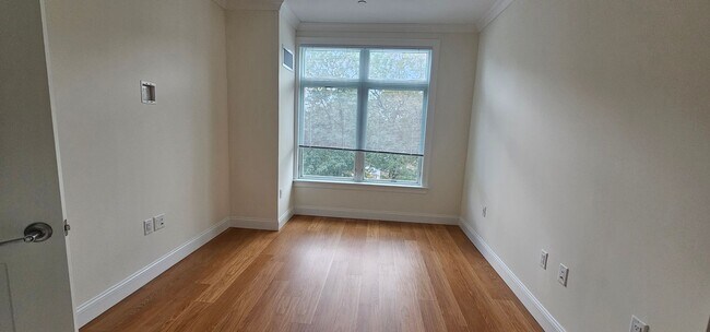 Building Photo - Luxury 1-Bed/1-Bath with Laundry in Unit