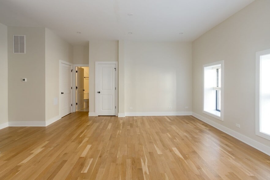 Building Photo - 1402 W Belden Ave