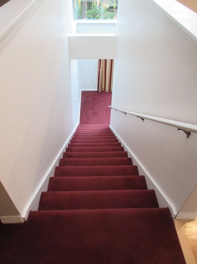 Building Photo - Beautiful Three Bedroom in the Hills of South Salem