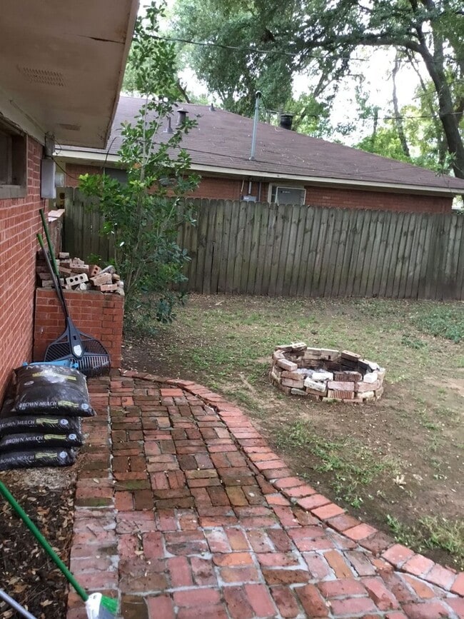 Building Photo - 529 Yolanda Ln