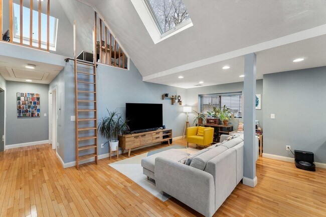 Building Photo - 890 Winthrop Ave