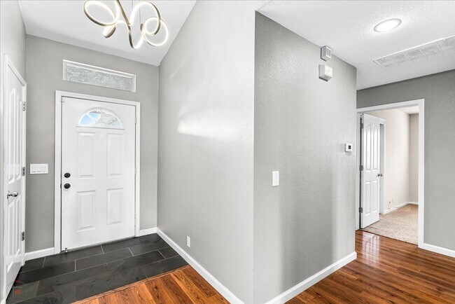 Building Photo - Lovely 3 Bedroom/2 Bath Home Located in Lodi Ca