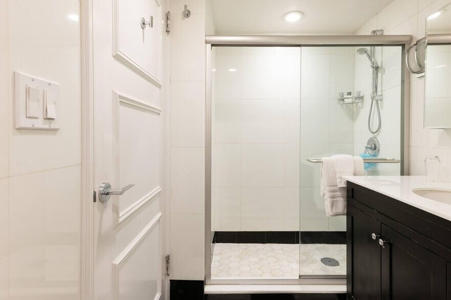 Building Photo - 119 W 57th St