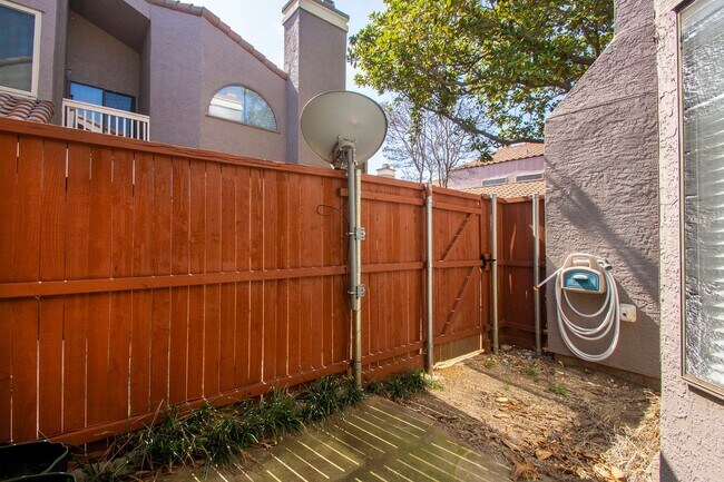 Building Photo - 4242 N Capistrano Dr