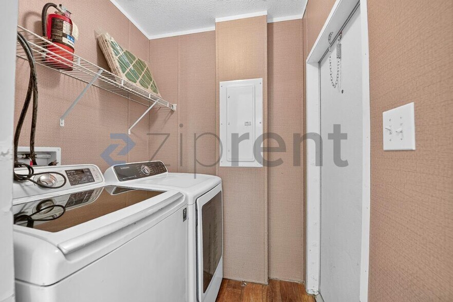 Building Photo - Unit A