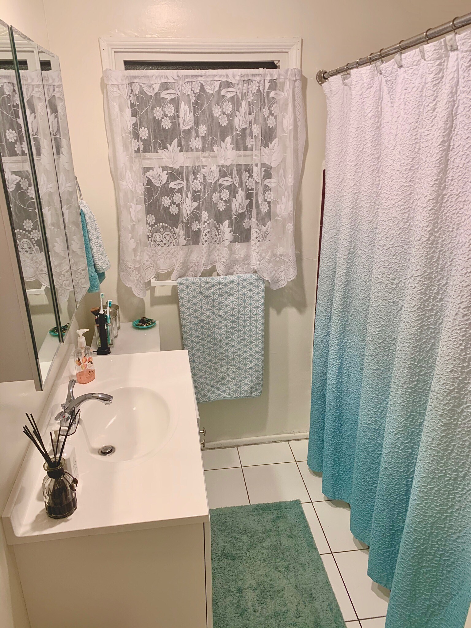 Tiled bath - 1227 Crescent Dr