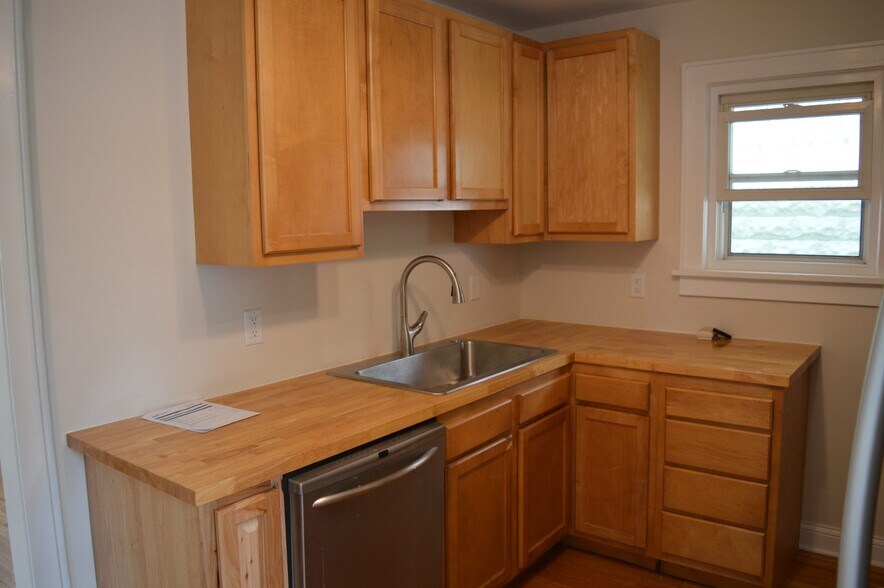 Building Photo - 1612 Packers Ave
