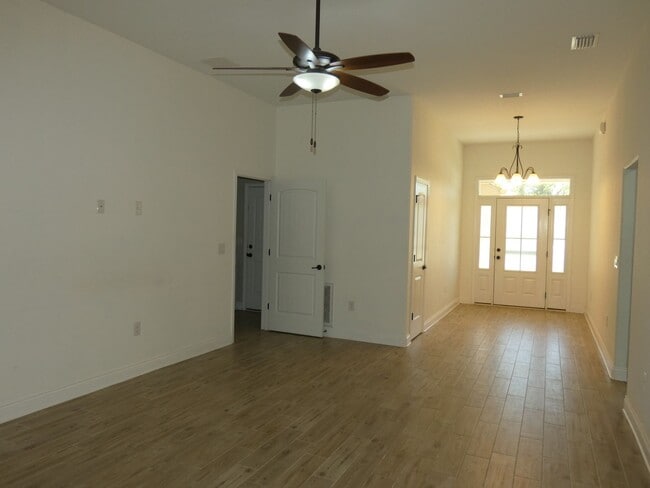 Building Photo - Spacious 3-Bedroom Home - Great Location