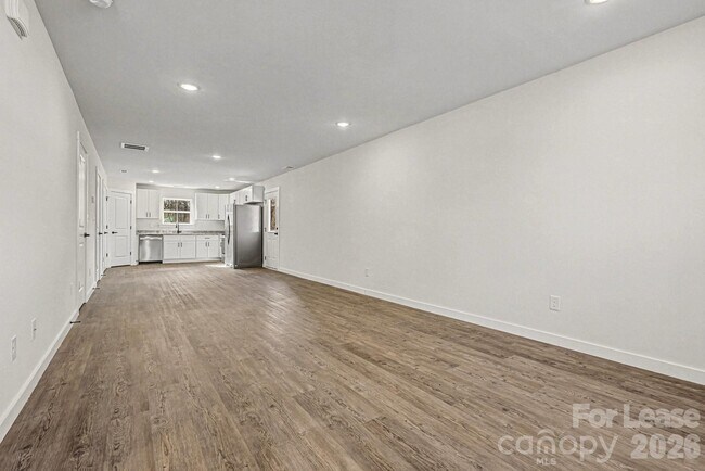 Building Photo - 106 10th Ave SE