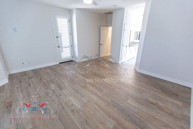 Building Photo - 661 E Julian Dr