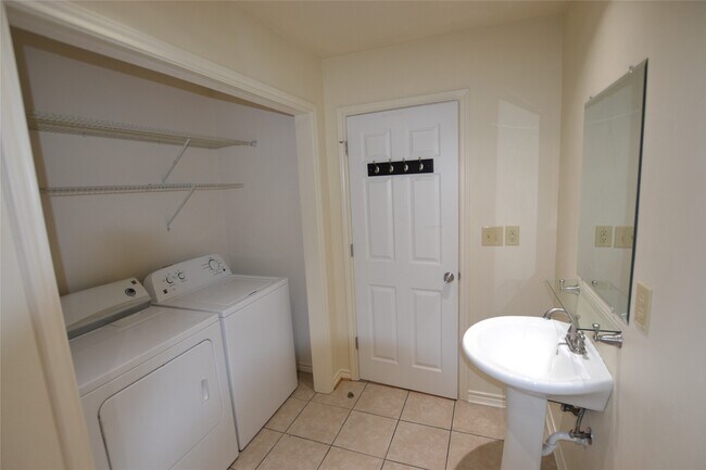 Building Photo - 253 Old Groveton Rd