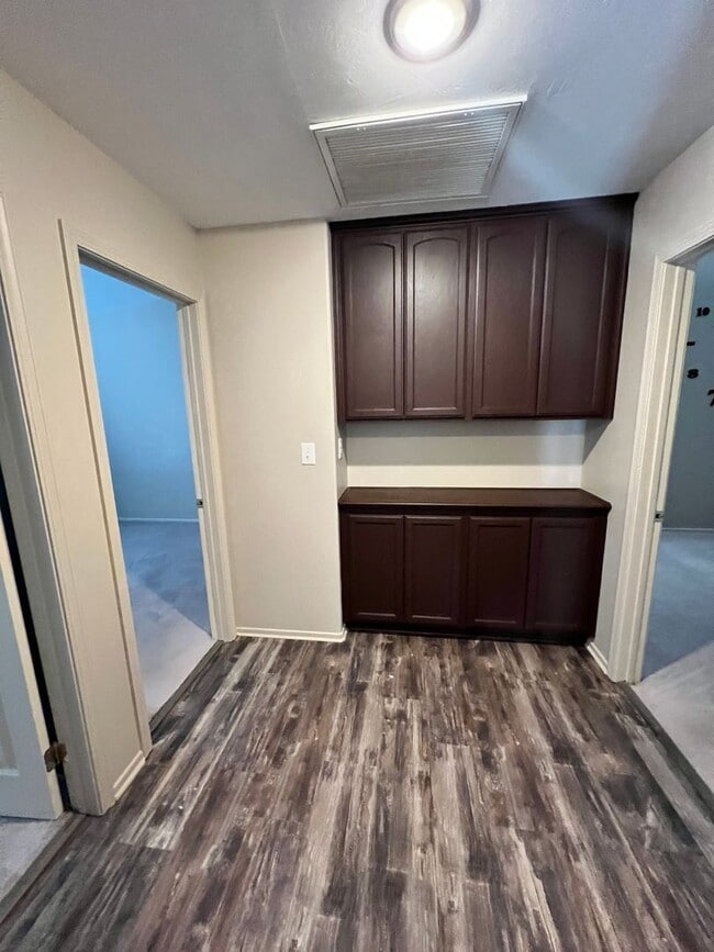 Building Photo - 412 Apple Way