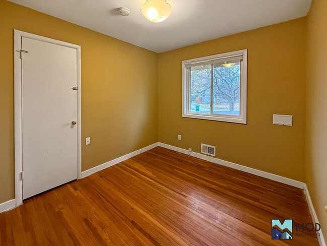 Building Photo - $0 DEPOSIT OPTION!!! CHARMING 3 BED/1 BATH RANCH IN VIRGINIA VILLAGE: HARDWOOD FLOORS, SPACIOUS L...