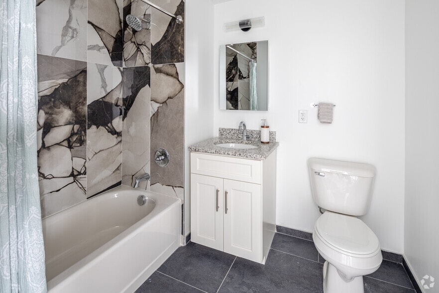 2BR, 2BA - 714SF - Bathroom - Hoyt Tower