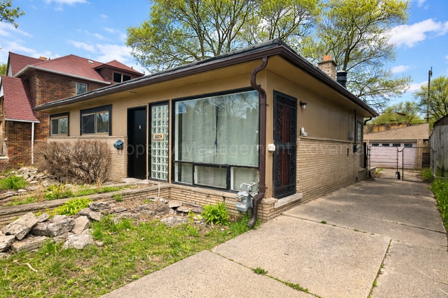 Building Photo - Beautiful Mid-Century 3 Bedroom Steps from Detroit Golf Club!