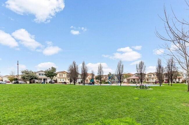 Building Photo - Spacious 3-Story Home in Rancho Cordova