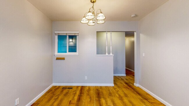 Building Photo - 3 Bedroom 2 Full Bath with Private Yard and 1 Car Garage !