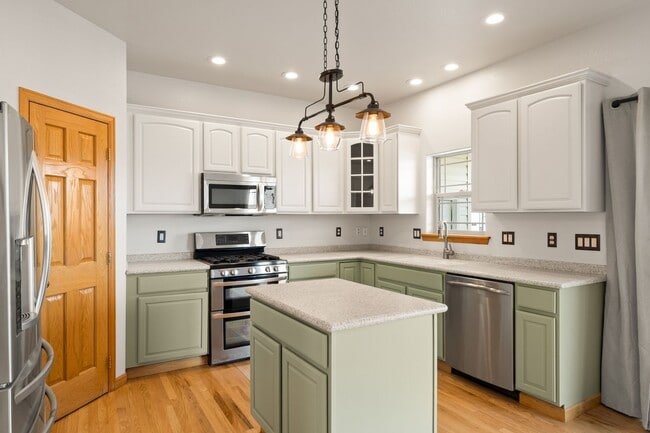 Building Photo - Executive 3-Bed Ranch Main Level - Private...