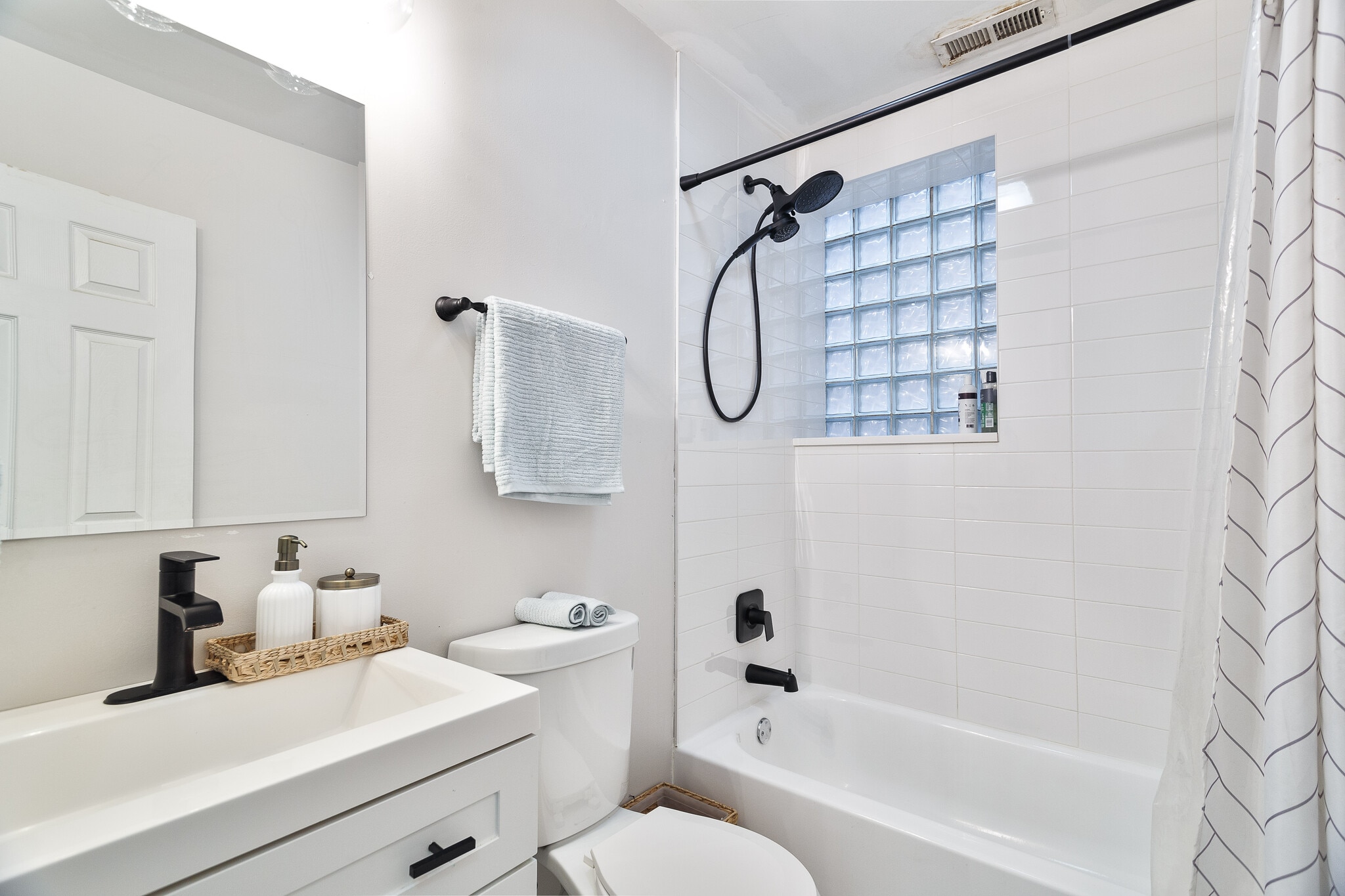 Building Photo - 3047 N Clybourn Ave