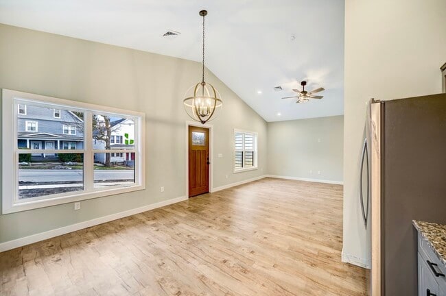 Building Photo - 525 Harrison Ave