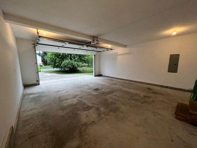 Building Photo - 723 Eastgate Pl
