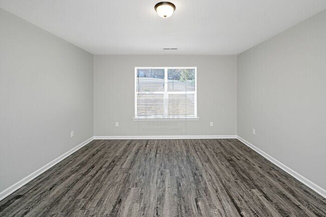Building Photo - $1750! Beautiful 3 bed/ 2 bath home! SPRING SPECIAL $500 off first month's rent! Apply by 3/5/26!