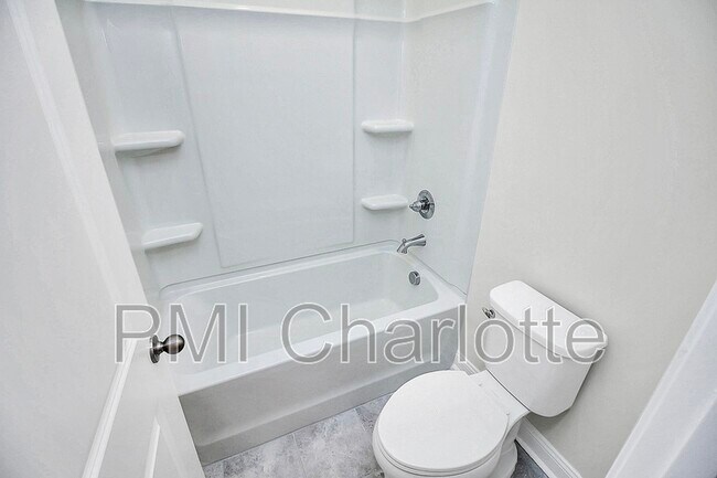 Building Photo - 6029 Mariemont Cir