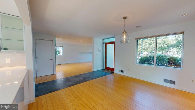 Building Photo - 213 E Raymond Ave