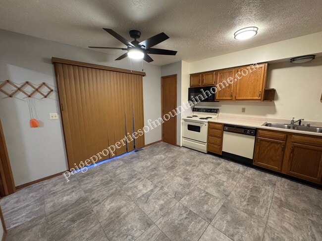 Building Photo - Spacious 1-Bedroom in Cotter Near Valley Airport – Unique Garage