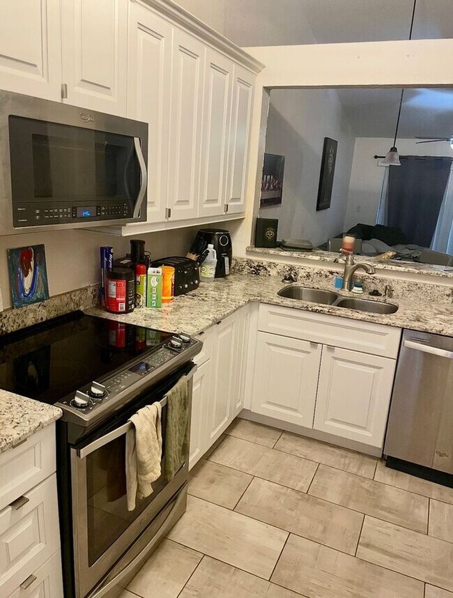 Building Photo - 1 bedroom Creekside Villas Townhome Near O...