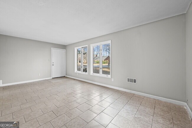 Building Photo - 2127 Golfview Dr SE