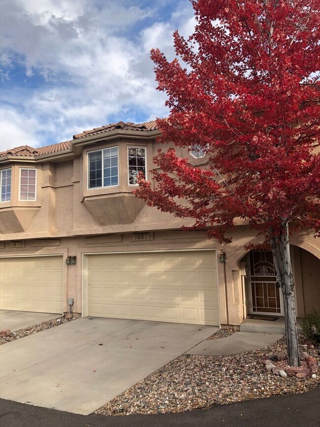 Building Photo - Bright and Open 3 Bed 3 Bath Townhome in G...