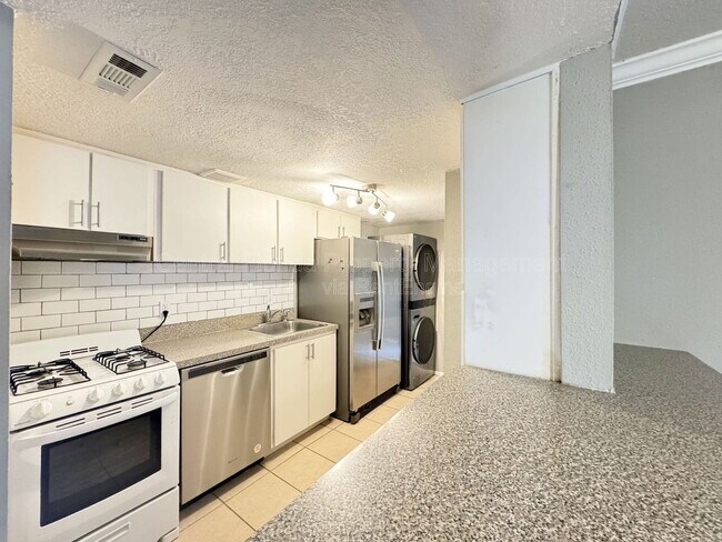 Building Photo - 120 Blue Pointe Way