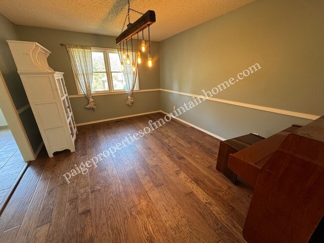 Building Photo - Stylish 3-Bedroom Home with Beautiful Kitc...