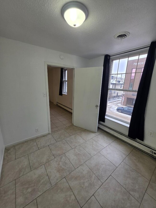 Building Photo - 311 E Thayer Ave