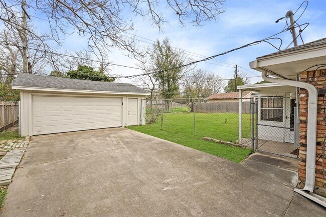 Building Photo - 5618 Bankside Dr