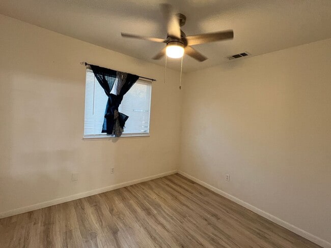 Building Photo - Large 4bd /2.75 Ba with a fenced front yard