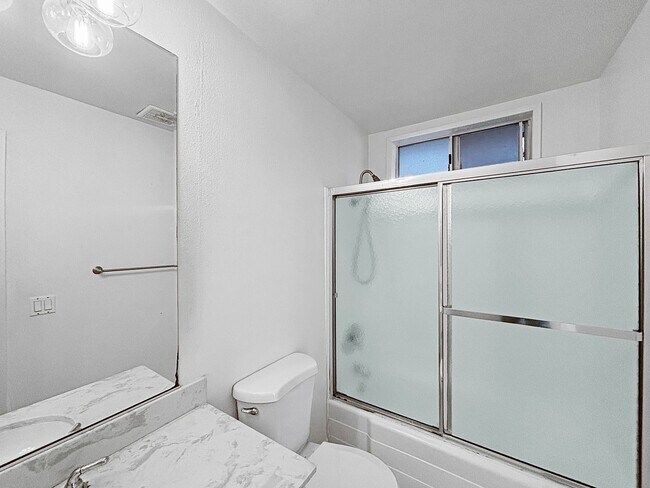 Building Photo - Charming & Spacious 2BD/2BA Condo in Bay P...