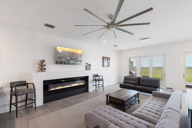 Building Photo - 14836 Granada Dr