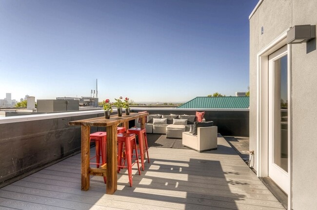 Building Photo - City View Haven: Modern 2-Bed Townhome in ...