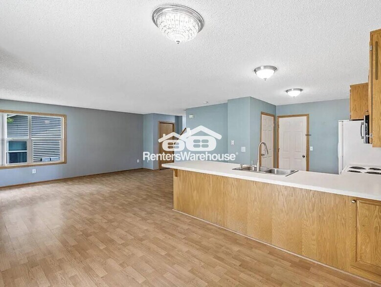 Building Photo - 1011 6th Ave NE