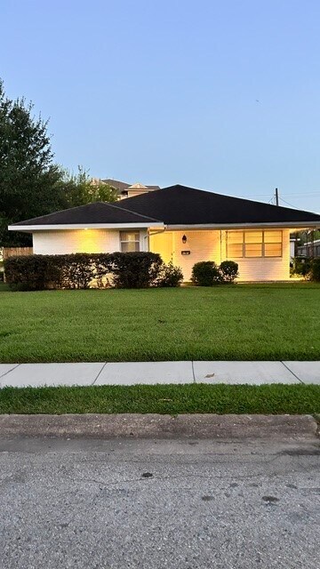 Building Photo - 6027 Woodbrook Ln