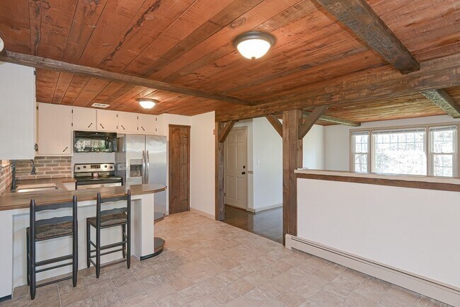 Building Photo - 110 Oswego St