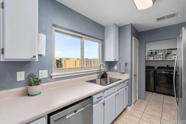 Building Photo - Well-Maintained 3-Bedroom Home – Ideal for Students & Professionals!