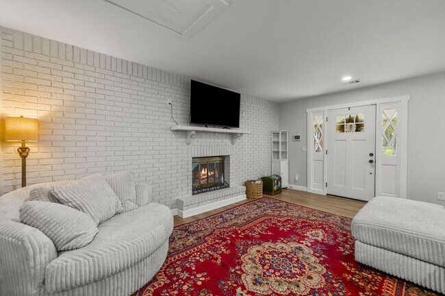 Building Photo - BEAUTIFULLY REMODELED, CONVIENENTLY LOCATE...