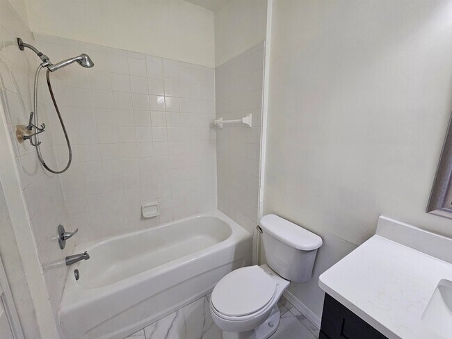 Building Photo - 560 Florida Club Blvd